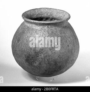 Sfera con bordo smussato. Vecchie bondings e aggiunte., Pot, Pot palla, terracotta, h: 21.1 cm, diam: 19.9 cm, vmec Foto Stock