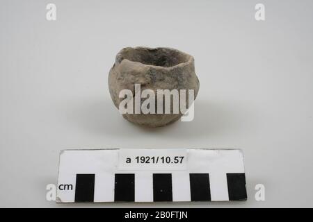 Vaso di terracotta a mano (terpaware)., ceramica, terracotta, terpaware, h: 4,9 cm, diam: 5,9 cm, romano, olandese, Friesland, Dongeradeel, Raard Foto Stock