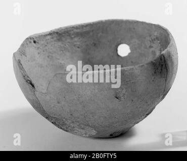 Piccola ciotola rotonda di terracotta non decorata. Vecchio legame, fessura nella parete, lacuna nel bordo, danni superficiali., ciotola, terracotta, h: 5,8 cm, diam: 9,6 cm, preistoria -3400 Foto Stock