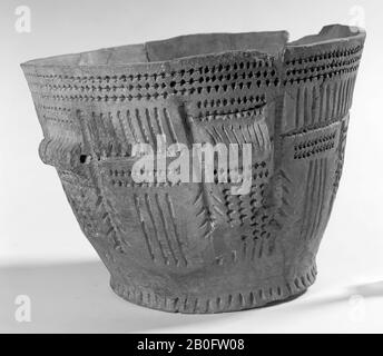 vaso cilindrico, dotato di quattro piccole orecchie. Con ornamento intonacato in stile trecce, secchio, terracotta, altezza: 14,2 cm, preistoria -3400 Foto Stock