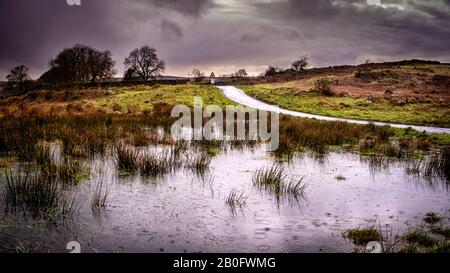 Pioggia che cade su campi allagati sui fianchi di Lowick Beacon su un pomeriggio oscuro, moody in Cumbria. Fujifilm X-T3, Fujinon 18-55 f2.8-4.0 @ 18mm, f= Foto Stock
