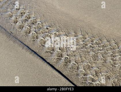 Abstract dettagliati schemi di marea in sabbia a bassa marea in Penbryn Beach in South West Wales UK Foto Stock