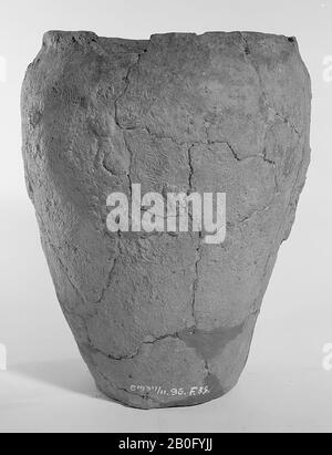 Urna germanica di terracotta senza bordo seghettato o altra decorazione. Vecchi legami e aggiunte, piccola lacuna ai margini., Urn, ceramica, h: 20.5 cm, diam: 17.7 cm, preistoria -800 Foto Stock