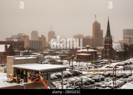 Syracuse, New York, Stati Uniti. 20 Febbraio 2020. Vista del centro di Siracusa dopo una notte di neve Foto Stock