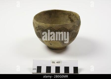 Ciotola alta di terracotta grigia. Linee a zig-zag o twill e linee verticali pressate intorno alla parete. Trucioli dal bordo, vecchio incollaggio, crepe verticali dal bordo, danni superficiali., ciotola, terracotta, h: 8,6 cm, diam: 12,2 cm, preistoria, Germania Foto Stock