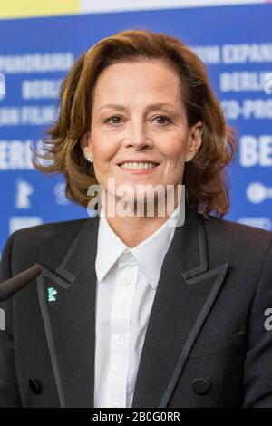 Sigourney Weaver partecipa a una conferenza fotografica e stampa del 'My Salinger Year' durante il 70th Berlinale International Film Festival a Berlinalepalast a Berlino, Germania, il 20 febbraio 2020. | utilizzo in tutto il mondo Foto Stock