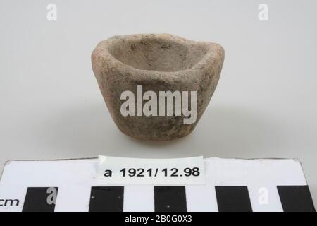 Vaso di terracotta a mano., ceramica, terracotta (stampata a mano), h: 3,7 cm, diam: 5,4 cm, romano, olandese, Friesland, Dongeradeel, Raard Foto Stock