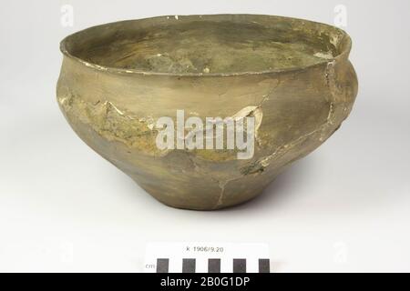 Ciotola di terra marrone-gialla. La pancia e l'apertura sono molto larghe. Il bordo è dritto. Vecchi legami e aggiunte, crepe, danni superficiali, lacuna nel muro., ciotola, terracotta, h: 15 cm, diam: 28 cm, preistoria -800 Foto Stock