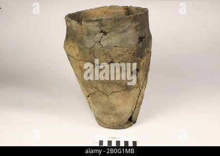 Grande urna germanica di terracotta. Vecchi legami e aggiunte, spazi nel muro e bordo, scoppi. Trovato in questo vaso nel 1908 Foto Stock