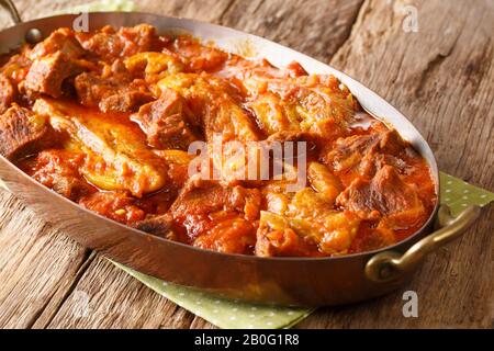 Khoresh Bademjan Lentamente stufato carne di agnello con melanzane, spezie da vicino in una padella sul tavolo. Orizzontale Foto Stock