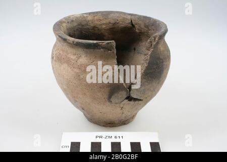 Vaso con orecchio di terracotta mano-formata. Lacune nel bordo Foto Stock