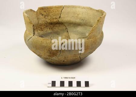 Pentola di terracotta. Unstable old bonding, gap nel bordo, crepe, danni alla superficie., Pot, terracotta, h: 15 cm, diam: 24 cm, preistoria, Olanda, Brabante Nord, Oss, Oss Foto Stock