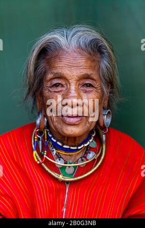 Una Donna Anziano Del Gruppo Etnico Di Kayaw, Villaggio Di Htay Kho, Loikaw, Myanmar. Foto Stock