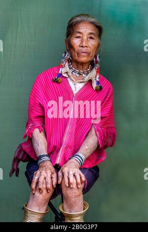 Una Donna Anziano Del Gruppo Etnico Di Kayaw, Villaggio Di Htay Kho, Loikaw, Myanmar. Foto Stock