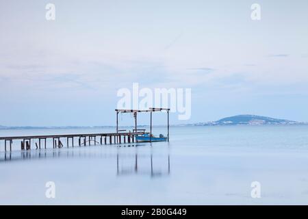 Molo di pesca sulla laguna di Etang de Thau vicino a Meze, Languedoc-Roussillon. Foto Stock