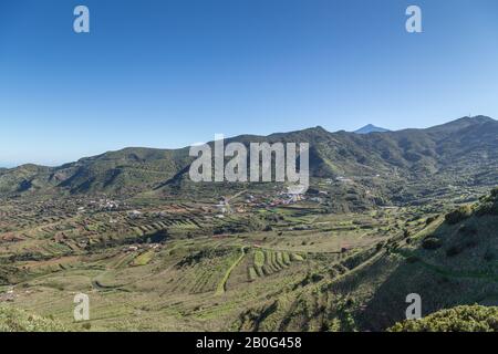 Guardando verso il Monte Teide dalla strada per Icod de los Vinos sull'isola vulcanica di Tenerife, la più grande delle isole Canarie della Spagna Foto Stock
