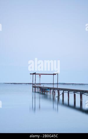 Molo di pesca sulla laguna di Etang de Thau vicino a Meze, Languedoc-Roussillon. Foto Stock