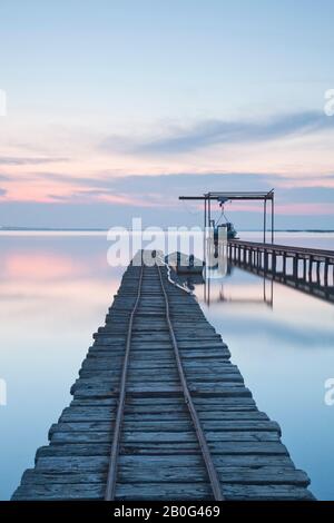 Molo di pesca sulla laguna di Etang de Thau vicino a Meze, Languedoc-Roussillon. Foto Stock