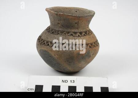 Pentola di terra cotta, di colore nero-marrone. Al ventre 2 file di decorazioni triangolari e rilievo creux. Vecchio incollaggio. Vaso era dotato di ossa., Urn, ceramica, h: 9.4 cm, diam: 9.8 cm, preistoria -800 Foto Stock