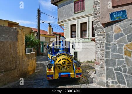 Kavala, Grecia - 11 giugno 2018: Treno turistico che attraversa la strada stretta nel quartiere Panagiano della città nella Macedonia orientale Foto Stock