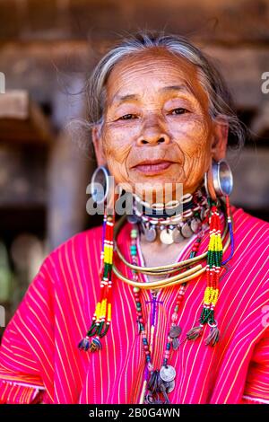 Una Donna Anziano Del Gruppo Etnico Di Kayaw, Villaggio Di Htay Kho, Loikaw, Myanmar. Foto Stock