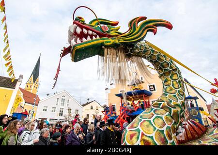 Dietfurt, Germania. 20th Feb, 2020. Un drago cinese partecipa alla tradizionale processione cinese del carnevale. Come ogni anno il 'Senza Senso Giovedi', stolti vestiti come asiatici sfilano attraverso la città. Il carnevale cinese risale ad una leggenda secondo la quale il popolo di Dietfurt nel Medioevo ha semplicemente lasciato un esattore fiscale che si erge fuori dalle mura della città. Si dice che il camberlain si sia successivamente lamentato al vescovo, suo datore di lavoro, che i Dietfurters si nascondevano dietro il loro muro 'come i cinesi'. Credito: Armin Weigel/Dpa/Alamy Live News Foto Stock