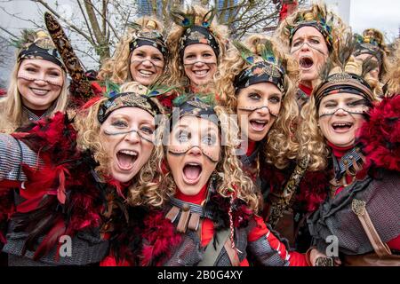 Dietfurt, Germania. 20th Feb, 2020. Le donne in costumi cinesi prendono parte alla tradizionale processione cinese di carnevale. Come ogni anno il 'Senza Senso Giovedi', stolti vestiti come asiatici sfilano attraverso la città. Il carnevale cinese risale ad una leggenda secondo la quale il popolo di Dietfurt nel Medioevo ha semplicemente lasciato un esattore fiscale che si erge fuori dalle mura della città. Si dice che il camberlain si sia successivamente lamentato al vescovo, suo datore di lavoro, che i Dietfurters si nascondevano dietro il loro muro 'come i cinesi'. Credito: Armin Weigel/Dpa/Alamy Live News Foto Stock