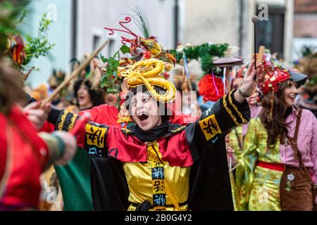 Dietfurt, Germania. 20th Feb, 2020. Una donna in costume cinese partecipa alla tradizionale processione cinese del carnevale. Come ogni anno il 'Senza Senso Giovedi', stolti vestiti come asiatici sfilano attraverso la città. Il carnevale cinese risale ad una leggenda secondo la quale il popolo di Dietfurt nel Medioevo ha semplicemente lasciato un esattore fiscale che si erge fuori dalle mura della città. Si dice che il camberlain si sia successivamente lamentato al vescovo, suo datore di lavoro, che i Dietfurters si nascondevano dietro il loro muro 'come i cinesi'. Credito: Armin Weigel/Dpa/Alamy Live News Foto Stock