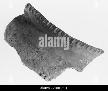 Frammento di bordo di vaso romano indigeno annerito, mal cotto, al di fuori tonde cottura, bardo, terracotta, preistoria 0-100, Paesi Bassi, Utrecht, Zeist, Zeist Foto Stock