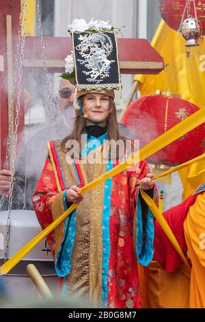 Dietfurt, Germania. 20th Feb, 2020. Emelie Leopold è la prima principessa del drago a prendere parte alla tradizionale processione cinese carnevale. Come ogni anno il 'Senza Senso Giovedi', stolti vestiti come asiatici sfilano attraverso la città. Il carnevale cinese risale ad una leggenda secondo la quale il popolo di Dietfurt nel Medioevo ha semplicemente lasciato un esattore fiscale che si erge fuori dalle mura della città. Si dice che il camberlain si sia successivamente lamentato al vescovo, suo datore di lavoro, che i Dietfurters si nascondevano dietro il loro muro 'come i cinesi'. Credito: Armin Weigel/Dpa/Alamy Live News Foto Stock