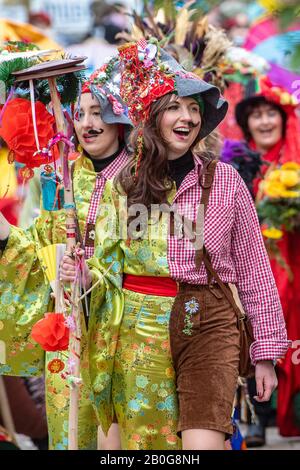 Dietfurt, Germania. 20th Feb, 2020. Una donna in mezzo costume bavarese e mezzo cinese partecipa alla tradizionale processione cinese di carnevale. Come ogni anno il 'Senza Senso Giovedi', stolti vestiti come asiatici sfilano attraverso la città. Il carnevale cinese risale ad una leggenda secondo la quale il popolo di Dietfurt nel Medioevo ha semplicemente lasciato un esattore fiscale che si erge fuori dalle mura della città. Si dice che il camberlain si sia successivamente lamentato al vescovo, suo datore di lavoro, che i Dietfurters si nascondevano dietro il loro muro 'come i cinesi'. Credito: Armin Weigel/Dpa/Alamy Live News Foto Stock