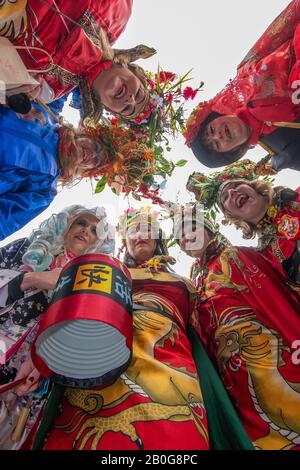 Dietfurt, Germania. 20th Feb, 2020. Le donne in costumi cinesi prendono parte alla tradizionale processione cinese di carnevale. Come ogni anno il 'Senza Senso Giovedi', stolti vestiti come asiatici sfilano attraverso la città. Il carnevale cinese risale ad una leggenda secondo la quale il popolo di Dietfurt nel Medioevo ha semplicemente lasciato un esattore fiscale che si erge fuori dalle mura della città. Si dice che il camberlain si sia successivamente lamentato al vescovo, suo datore di lavoro, che i Dietfurters si nascondevano dietro il loro muro 'come i cinesi'. Credito: Armin Weigel/Dpa/Alamy Live News Foto Stock