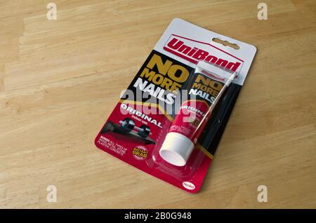 Unibond non più chiodi, adesivi, DIY, riparazione, non più chiodi, non più  chiodi tubo, tubo, Unibond, bonter, legami, colla, colle, adesivi, ritaglio,  ritaglio Foto stock - Alamy