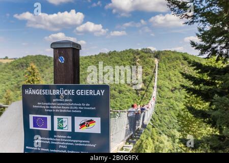 Cartello informativo presso il ponte sospeso Geierlay vicino a Morsdorf, Germania Foto Stock