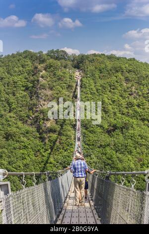 Persone che attraversano il ponte sospeso Geierlay a Morsdorf, in Germania Foto Stock