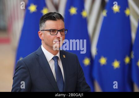 (200220) -- BRUXELLES, 20 febbraio 2020 (Xinhua) -- il primo ministro sloveno Marjan Sarec arriva a una riunione speciale del Consiglio europeo presso la sede dell'UE a Bruxelles, Belgio, 20 febbraio 2020. I leader intendono concordare il bilancio a lungo termine dell'UE per il 2021-2027, il quadro finanziario pluriennale (QFP). (Xinhua/Zheng Huansong) Foto Stock