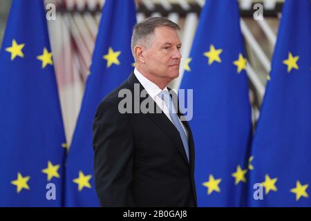 (200220) -- BRUXELLES, 20 febbraio 2020 (Xinhua) -- il presidente rumeno Klaus Werner Iohannis arriva per una riunione speciale del Consiglio europeo presso la sede dell'UE a Bruxelles, Belgio, 20 febbraio 2020. I leader intendono concordare il bilancio a lungo termine dell'UE per il 2021-2027, il quadro finanziario pluriennale (QFP). (Xinhua/Zheng Huansong) Foto Stock