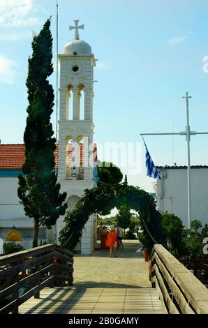 Porto Lagos, Grecia - Settembre 12th 2014: Persone non identificate al monastero Agios Nikolaos, situato su un'isola nel lago Vistonida Foto Stock