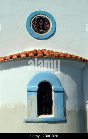 Grecia, mosaik e finestra dalla chiesa nel monastero Agios Nikolaos - il monastero si trova su un'isola nel lago Vistonida Foto Stock