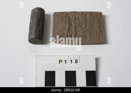 Fusione di zolfo e impronta di un sigillo persiano di Lady Bethume (?)., Fusione, impronta, tenuta del cilindro, zolfo, 3,8 x 5,3 x 0,5 cm Foto Stock