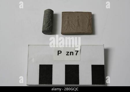 Fusione di zolfo e impronta di una guarnizione a cilindro persiano o babilonesi, fusione, impronta, tenuta a cilindro, zolfo, 2 x 2,5 x 0,4 cm Foto Stock