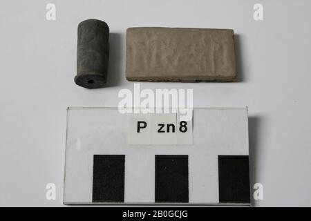 Fusione di zolfo e impronta di una guarnizione a cilindro persiano o babilonesi., Fusione, impronta, tenuta a cilindro, zolfo, 1,9 x 3,7 x 0,4 cm Foto Stock