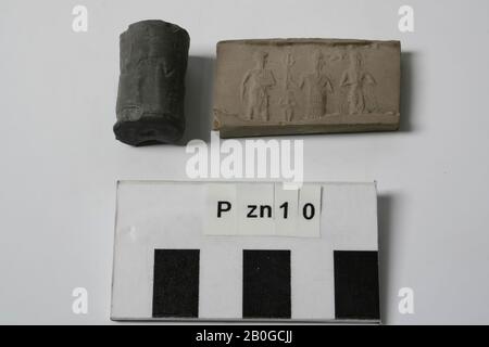 Colata di zolfo e impronta di una guarnizione a cilindro persiano o babilonesi, colata, impronta, tenuta a cilindro, zolfo, 2,4 x 4,4 x 0,5 cm Foto Stock