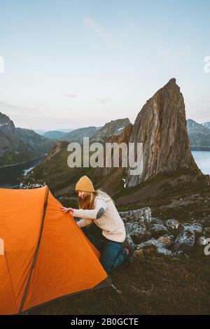 Camping tenda in montagna donna in viaggio in Norvegia avventura sano stile di vita attiva vacanze estive vista montagna Segla Foto Stock