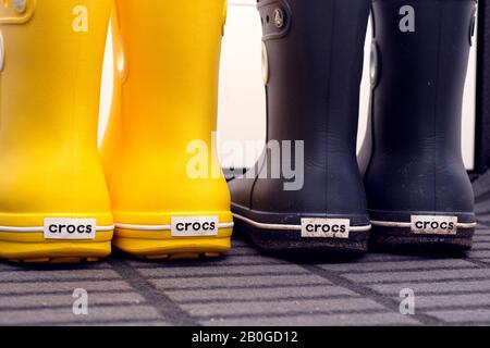 Tambov, Federazione russa - 08 agosto 2019 primo piano di due paia di stivali in gomma Crocs in piedi nel corridoio vicino alla porta. Foto Stock