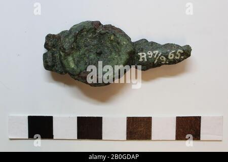 Fibula, frammento, metallo, bronzo, 5,4 x 2,5 x 1,7 cm, Francia, sconosciuto, sconosciuto, Amiens? Foto Stock