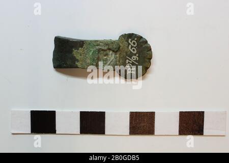 Fibula, frammento, metallo, bronzo, 3,7 x 1,7 x 0,3 cm, Francia, sconosciuto, sconosciuto, Amiens? Foto Stock