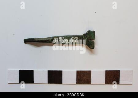 Fibula, frammento, metallo, bronzo, 4,6 x 1,1 x 0,7 cm, Francia, sconosciuto, sconosciuto, Amiens? Foto Stock