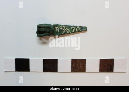 Fibula, frammento, metallo, bronzo, 3,3 x 0,8 x 0,8 cm, Francia, sconosciuto, sconosciuto, Amiens? Foto Stock