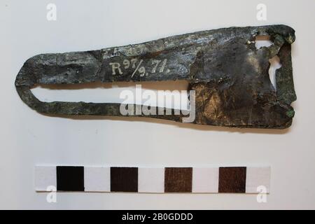 Frammenti di un grande fibula, fibula, frammento, metallo, bronzo, argento, 9,5 x 3,6 x 0,5 cm, Francia, sconosciuto, sconosciuto, Amiens? Foto Stock